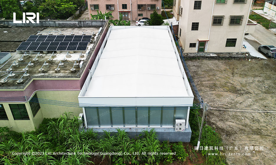 Flat-roof meeting room tent narrow end with wall-mounted air conditioning unit